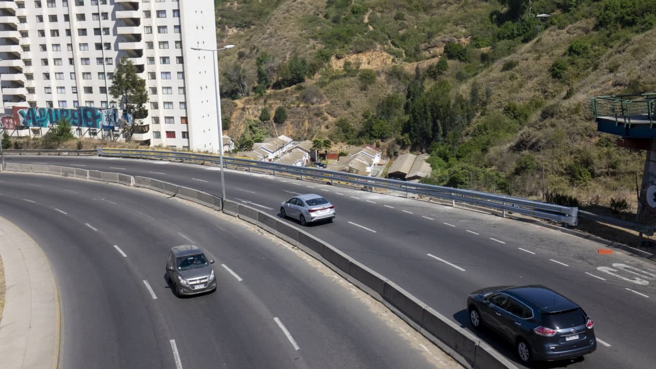 Municipio de Viña del Mar repuso barreras de contención metálicas en troncal urbano