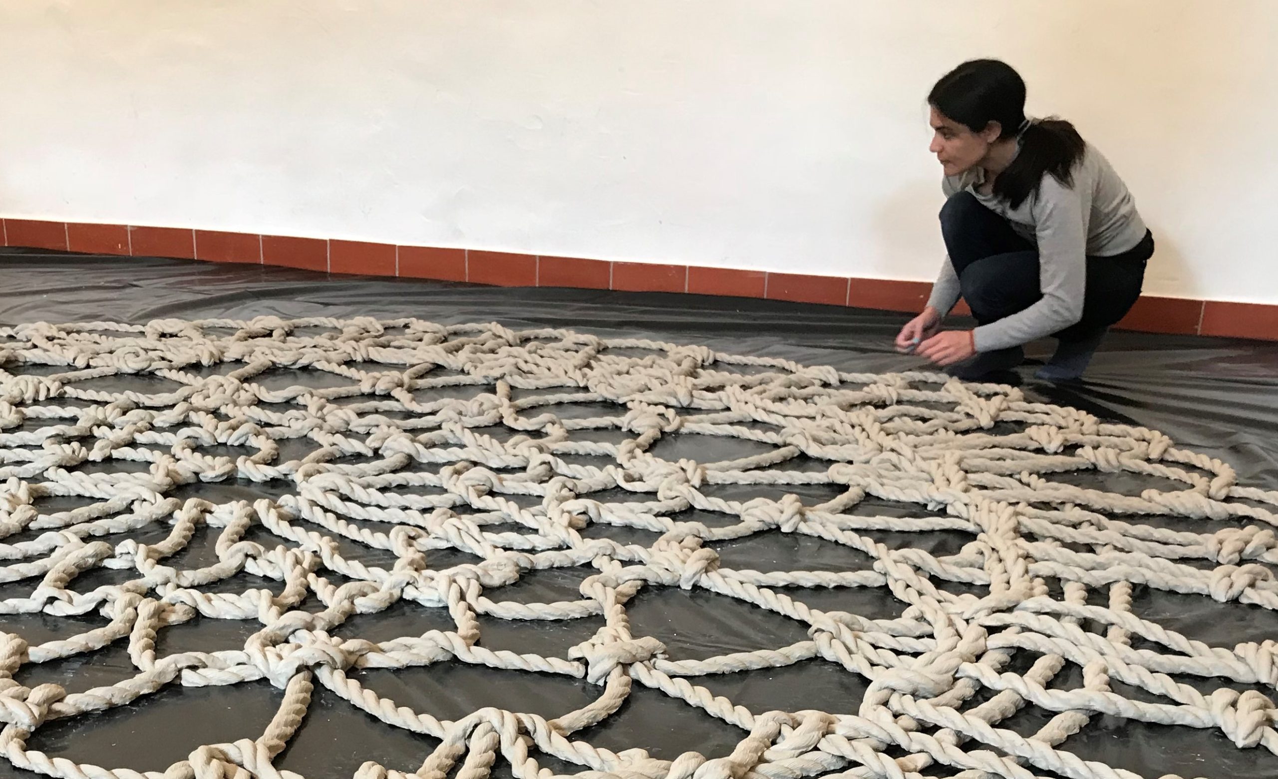Artista invita a construir un «paño a crochet» gigante en el Palacio Rioja