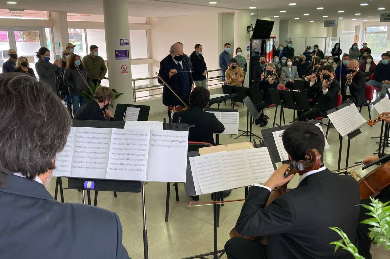 Usuarios de CESFAM Gómez Carreño se atendieron con música de orquesta en vivo